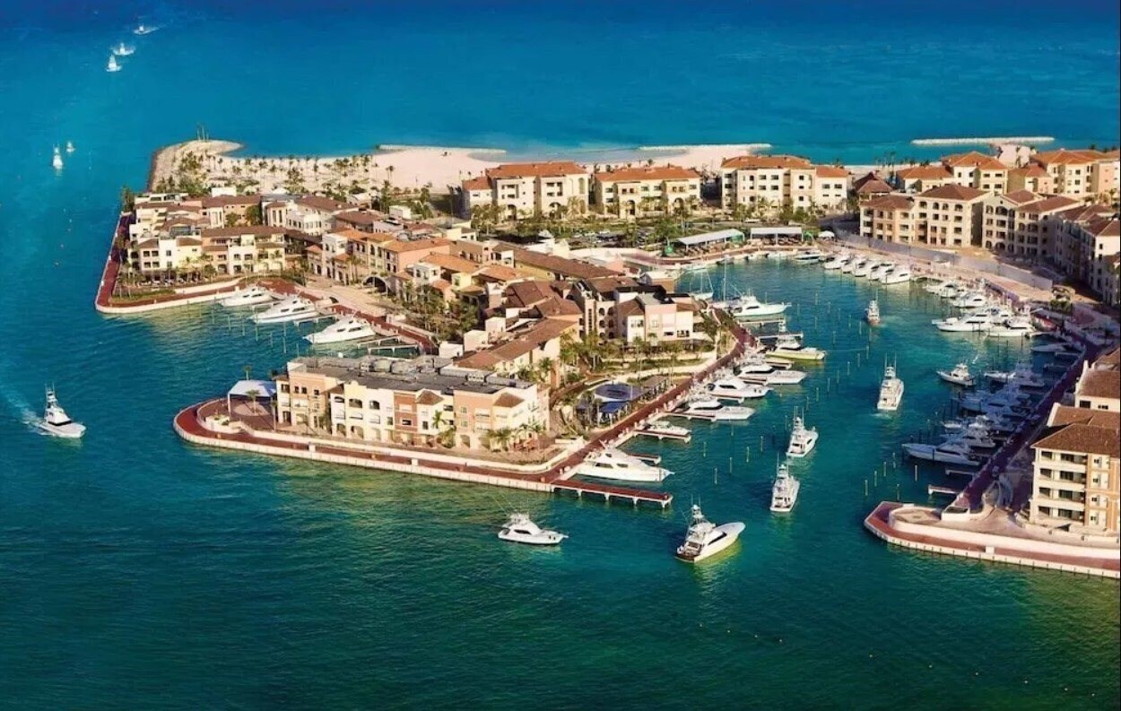 Готель Aquamarina Luxury Residences 4*